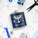 Hämta lapp | Funny Hanukkah Fickplunta<br><div class="desc">Om menorah inte är det enda sak som tänds i år,  ge det här superskojet Hanukkah-kolven till alla som tenderar att överge under de åtta galna nätterna. Utformningen har en belyst menorabild omgiven av stjärnor,  med "tänd" under vitt tecken.</div>