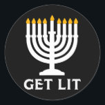 Hämta Lit Hanukkah Menorah Runt Klistermärke<br><div class="desc">Hämta Lit Hanukkah Menorah</div>