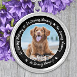 Hämta minnesanteckning i Hund Anpassningsbar av öv Silverpläterat Halsband<br><div class="desc">Ät din bästa vän med en anpassningsbar foto med ett minneskort. Denna unika minnesstund är perfektens gåva till dig själv, familj eller vänner för att betala hyllning till din älskade. Det här hund memorandummet har en enkel svartvit design med dekorativa skript. Citat "In Loving Memory". Anpassa med favoritfoto från hund,...</div>