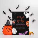 Hämta Roligt-Födelsedagsfesten Kids Halloween Inbjudningar<br><div class="desc">Modern Halloween-temad design för ett spooktaculärt party! Den här födelsedagsinbjudan innehåller en spindelns webben i det övre lämnat hörnet, två spöken, en guidhatt, en pumpballong och ett svart och lila fladdermus. Kort bakåt till ett svart och vitt prickat mönster mot orangens bakgrund. En gender-neutralt-utformning, perfekt för firande i oktober! Fler...</div>