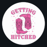 Hämtar Hitched Bride Groom Western Bröllop Bachel Runt Klistermärke<br><div class="desc">Hämtat Bride Groom Westernare Bröllop Bachelorette</div>
