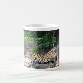 Hämtar tiger kaffemugg