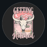 Hämtning av Westerna Cowgirl Bachel med hast Runt Klistermärke<br><div class="desc">Hämtade Westerna Cowgirl Bachelorette</div>