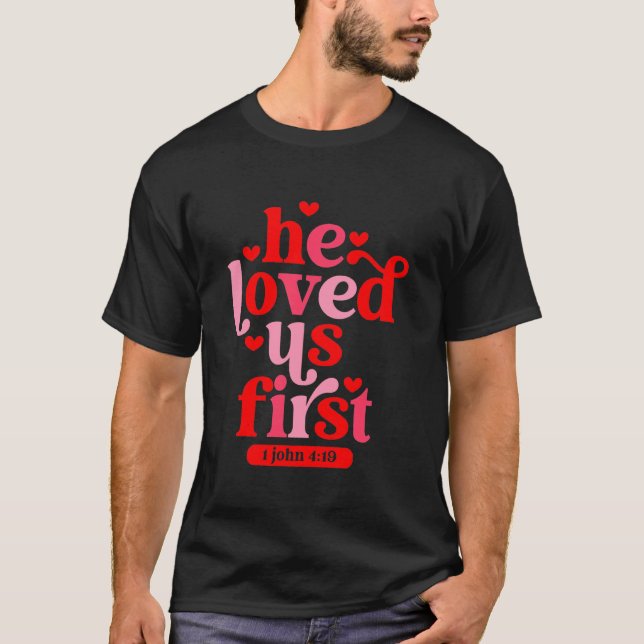 Han älskade oss först 1 Johannes 4 19 T Shirt (Framsida)