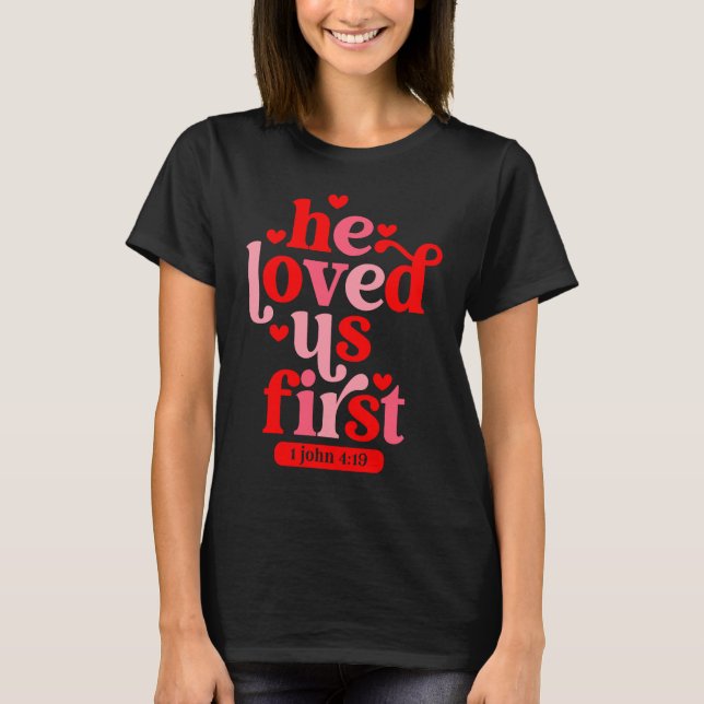 Han älskade oss första bibeln 1 John 419 Christian T Shirt (Framsida)