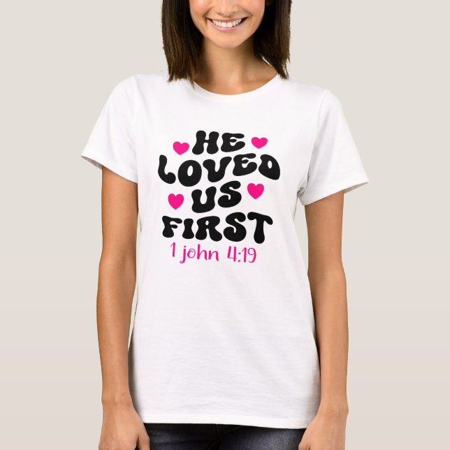 Han älskade oss första bibeln 1 John 419 Christian T Shirt (Framsida)