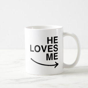 Han älskar mig (höger) .png kaffemugg