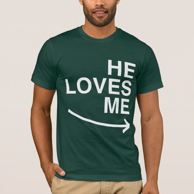Han älskar mig (höger) - .png t-shirt (Framsida)