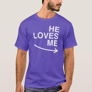 Han älskar mig (höger) -.png T-Shirt