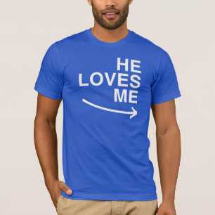 Han älskar mig (höger) -.png tee