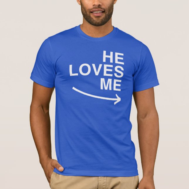 Han älskar mig (höger) -.png tee (Framsida)