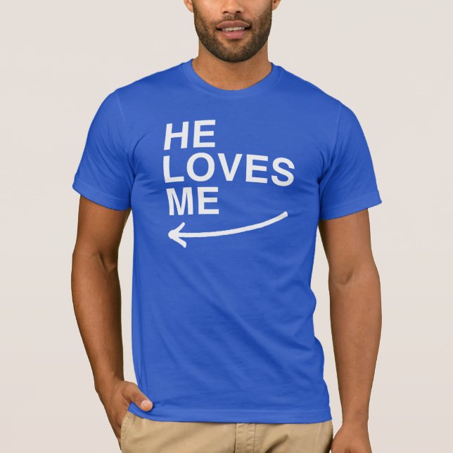 Han älskar mig (vänster) -.png t-shirt (Framsida)