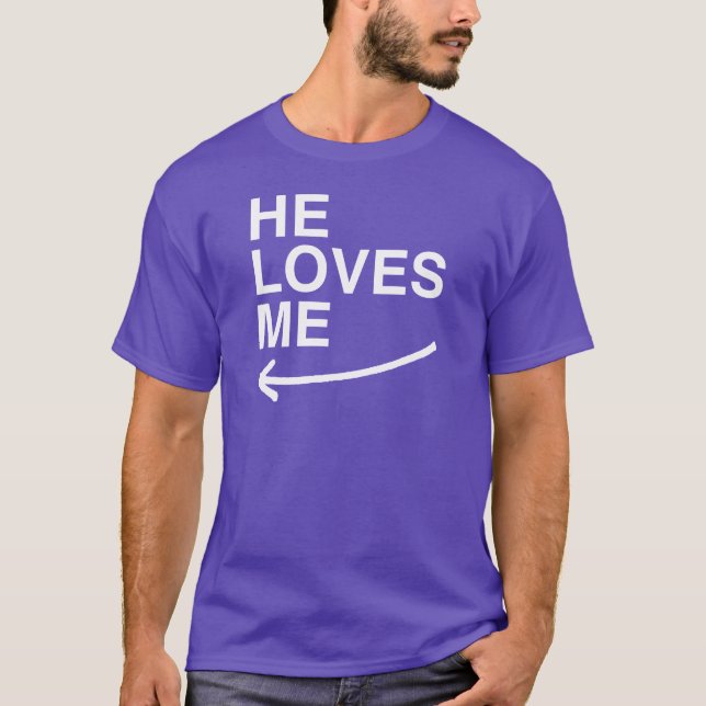 Han älskar mig (vänster) -.png T-Shirt (Framsida)
