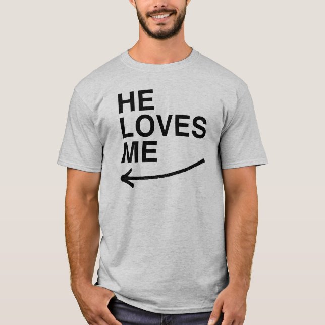 Han älskar mig (vänster).png T-Shirt (Framsida)