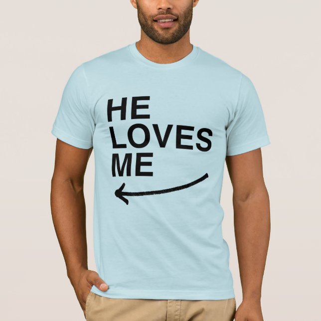 Han älskar mig (vänster).png tee (Framsida)