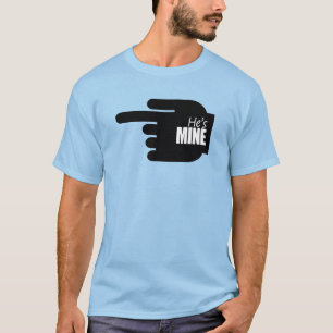 HAN är BRYTER PEKAR VÄNSTERT - COPY.png T-shirt