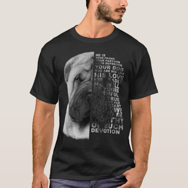 Han är din vän din partner din Hund Shar Pei D T Shirt (Framsida)