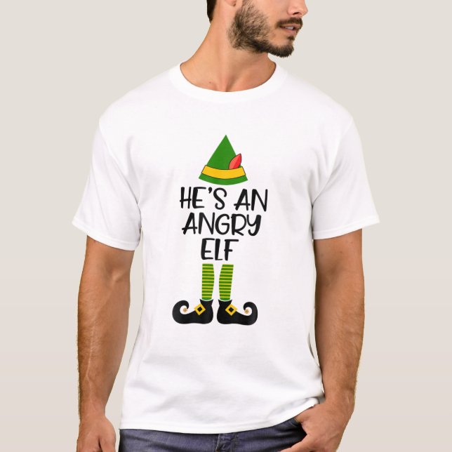 Han är en Arg Elf Matching Familjejul Pajama T Shirt (Framsida)