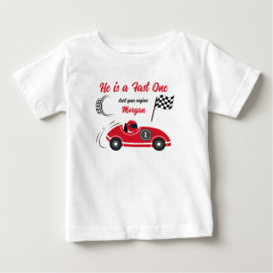 Han är en Fartfylld Festlig Röd Racingbil Födelsed T Shirt