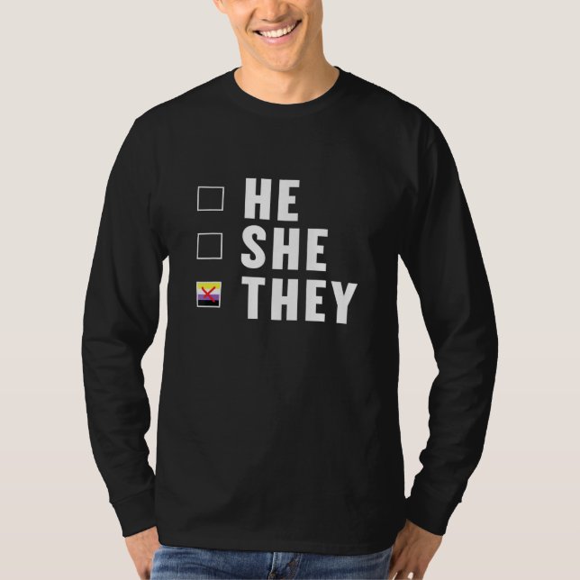 Han är en icke-binär enby-genderqueer. t shirt (Framsida)