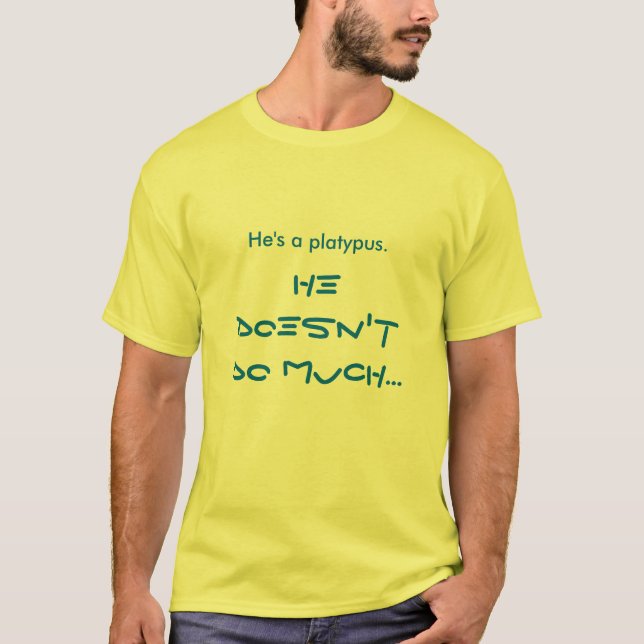 Han är en platypus. t-shirt (Framsida)