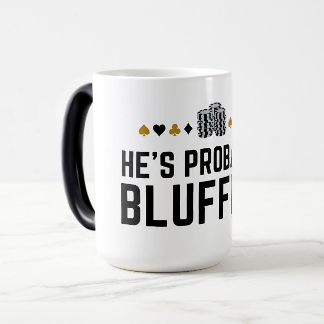 Han är förmodligen bluffing - Poker Pun Design Magisk Mugg (Framsida vänster)