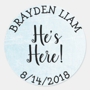 Han är här, Nyfödd bebis Boy Announcement Runt Klistermärke