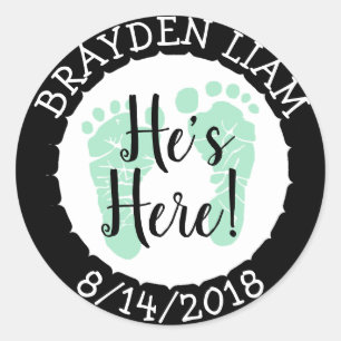 Han är här, Nyfödd bebis Boy Announcement Runt Klistermärke
