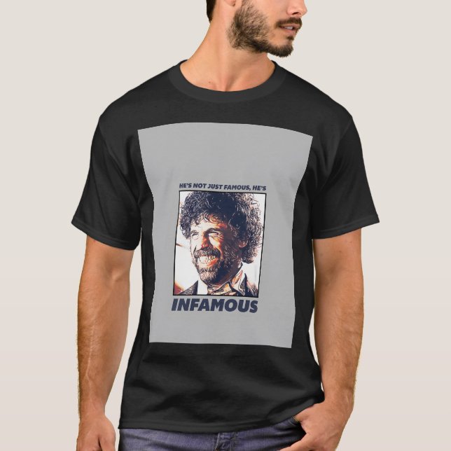 Han är inte bara Berömd han är ökänd T Shirt (Framsida)