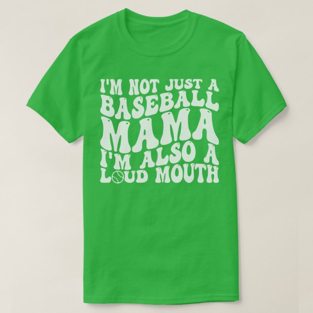 Han är inte bara en baseball-mamma. t shirt (Design framsida)