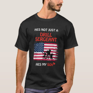 Han är inte bara en borllersergeant Hes Min son Mi T Shirt