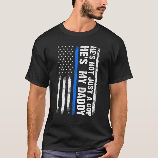 Han är inte bara en polis han är min pappa polis C T Shirt (Framsida)