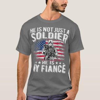 Han är inte bara en soldat, han är min fiance stol t shirt