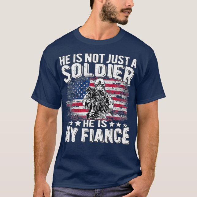 Han är inte bara en soldat, han är min fiance stol t shirt (Framsida)