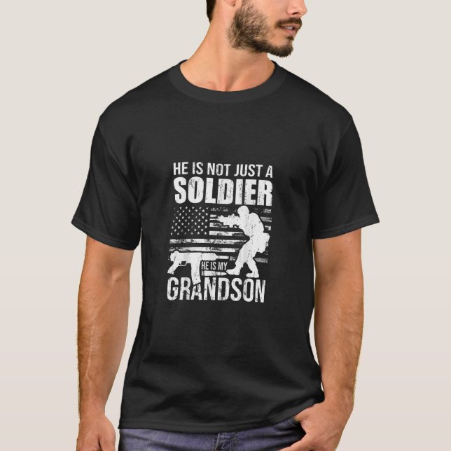 Han är inte bara en soldat han är min morsgåva t shirt (Framsida)
