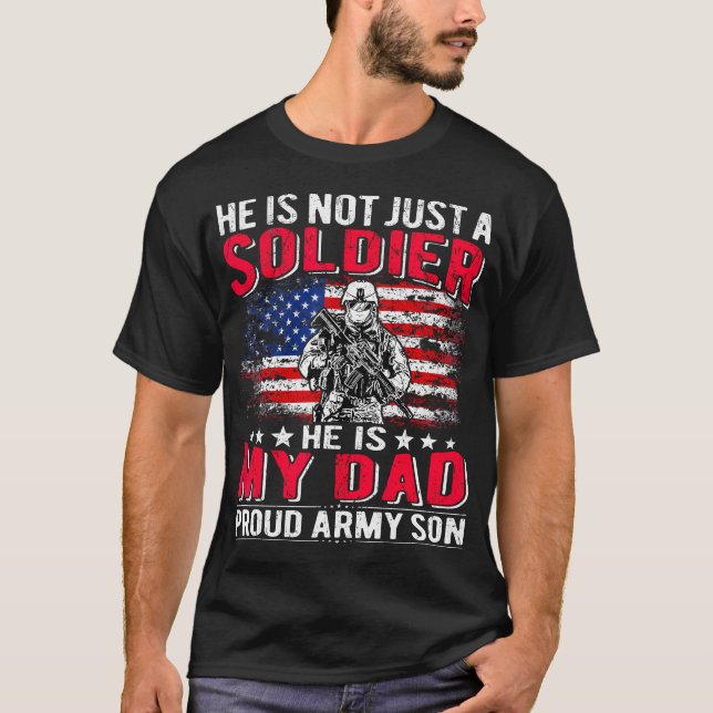 Han är inte bara en soldat han är min Pappa stolta T Shirt (Framsida)