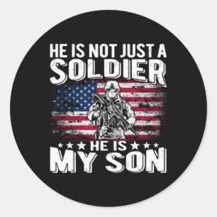 Han är inte bara en soldat han är min son Proud Mi Runt Klistermärke