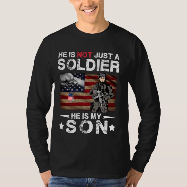 Han är inte bara en soldat han är min son t shirt (Framsida)