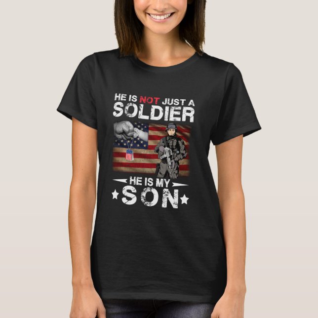 Han är inte bara en soldat han är min son t shirt (Framsida)
