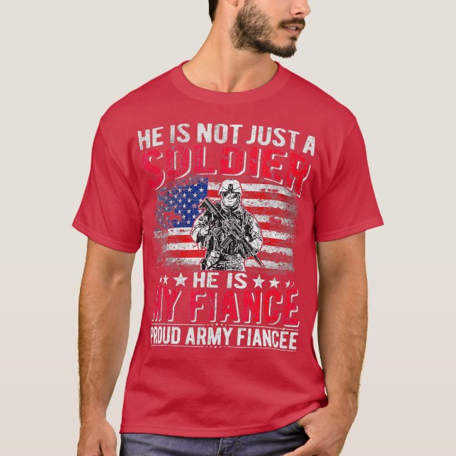 Han är inte bara en stam han är min fiance stolt. t shirt (Framsida)