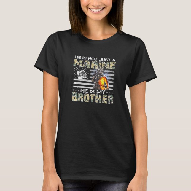Han är inte bara marin, han är min bror. t shirt (Framsida)