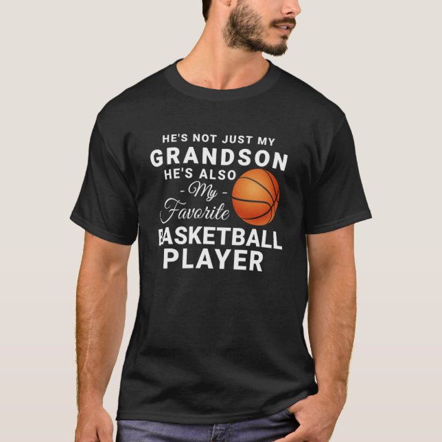 Han är inte bara min morson han är favoritbasketbo t shirt (Framsida)