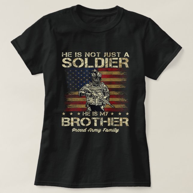 Han är inte bara soldat, han är inte ensam. t shirt (Design framsida)