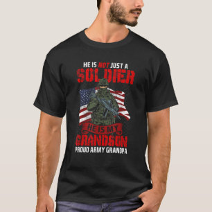Han är inte bara soldat han är min morson Militar T Shirt