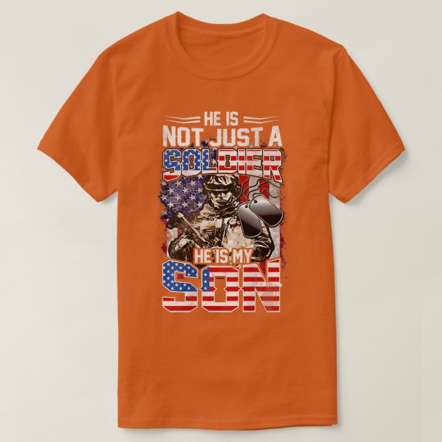 Han är inte bara soldat han är min son. t shirt (Design framsida)