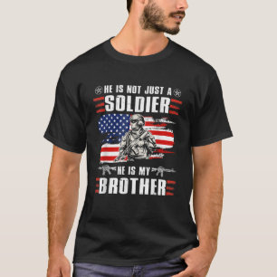 Han är inte bara soldat utan min bror Amerika T Shirt