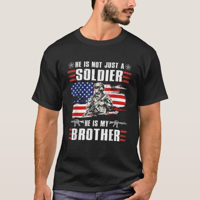 Han är inte bara soldat utan min bror Amerika T Shirt (Framsida)
