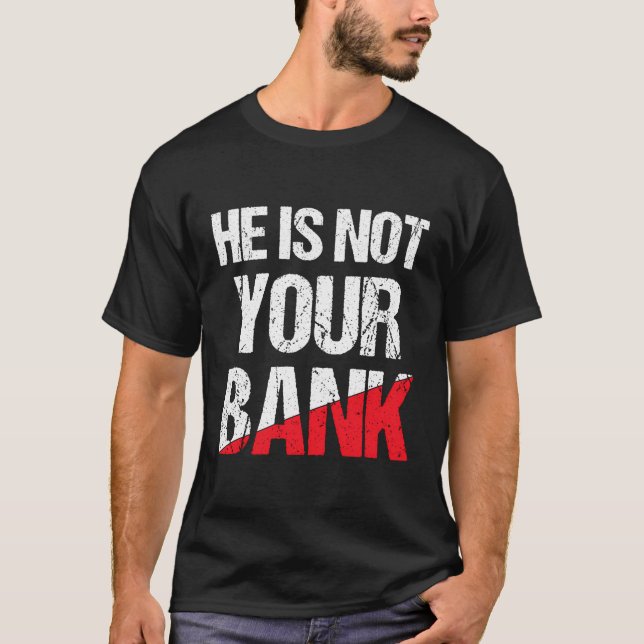 Han är inte din bank-skryt-snåla penningoffert för t shirt (Framsida)