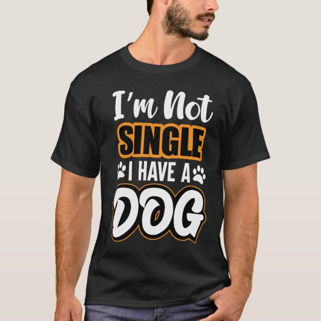 Han är inte en enda i har hund t shirt (Framsida)