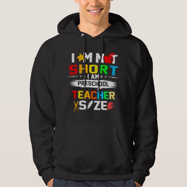 Han är inte kort im förskolelärare storlek hoodie (Framsida)
